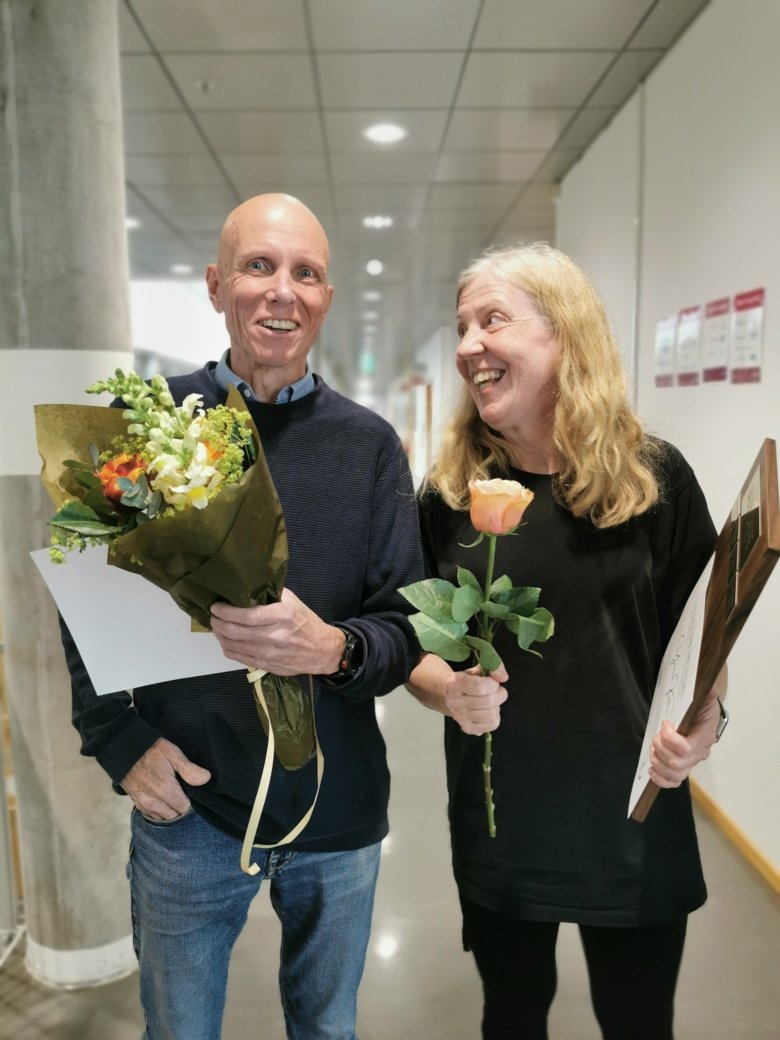 Bild på Håkan Westerblad som fick priset Evidensblomman och priset Guldgoniometern gick till Yvonne Kahlin.
