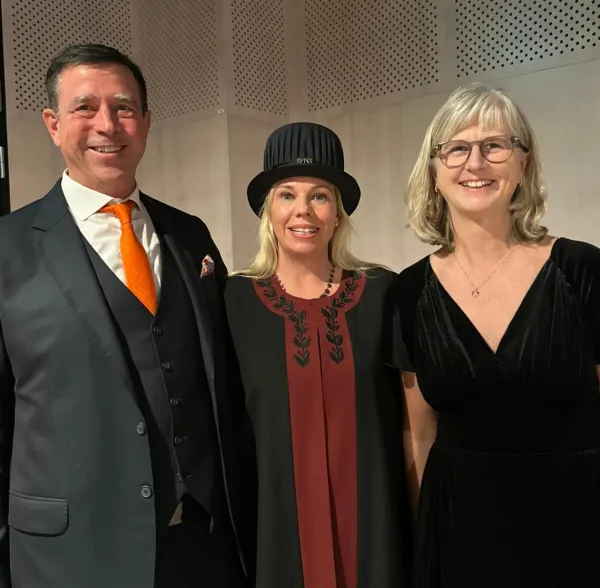 Linda Björkhem-Bergman, professor i palliativ medicin med förenad anställning vid SSH, vid KI:s installationshögtid. Här är hon omgiven av Erik Wassberg, sjukhusdirektör, Stockholms Sjukhem (SSH) samt Maria Ankarcrona, prefekt vid NVS.