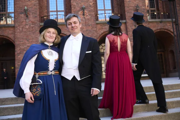 Kristine Farmen och Samuel Dominguez Garcia vid scen.