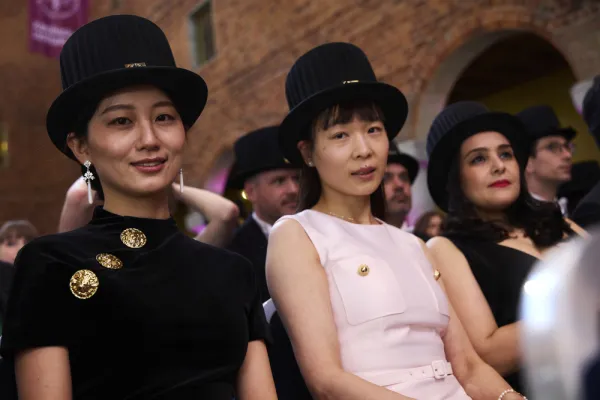 Simin Zhang och Shengyuan Zeng inför ceremonin framför scen.