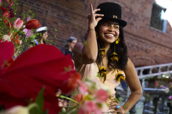 Katrine Chamorro De Angeles på den blomprydda scenen.