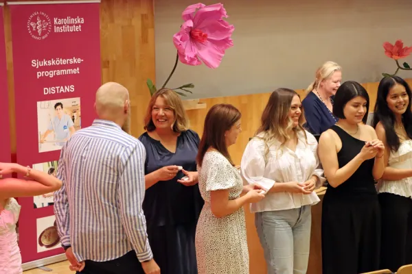 Talare och studenter vid broschutdelning vid sjuksköterskeprogrammet, NVS, 5 juni 2025. Sal H1 på Alfred Nobels allé 23.