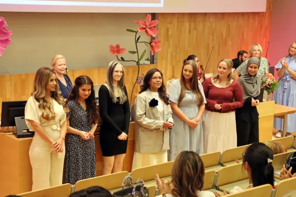 Talare och studenter vid broschutdelning vid sjuksköterskeprogrammet, NVS, 5 juni 2025. Sal H1 på Alfred Nobels allé 23.