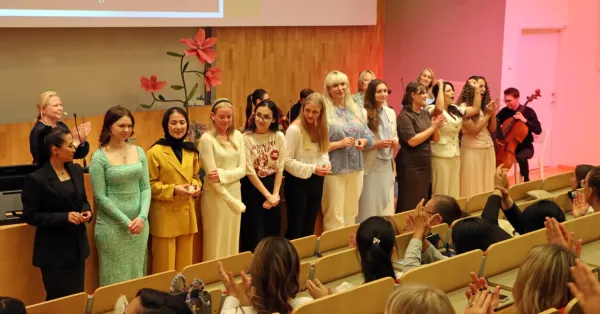 Talare och studenter vid broschutdelning vid sjuksköterskeprogrammet, NVS, 5 juni 2025. Sal H1 på Alfred Nobels allé 23.