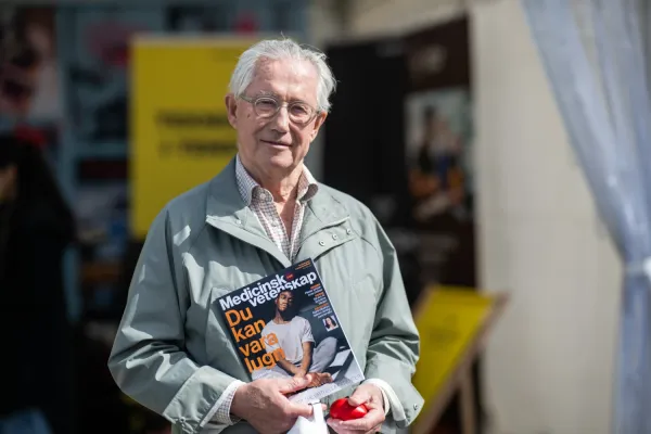 Tord Magnuson med tidningen Medicinsk Vetenskap.
