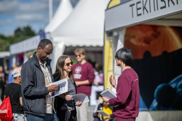 Studentambassadör Hoang pratade om KI:s utbildningar för nyfikna besökare.