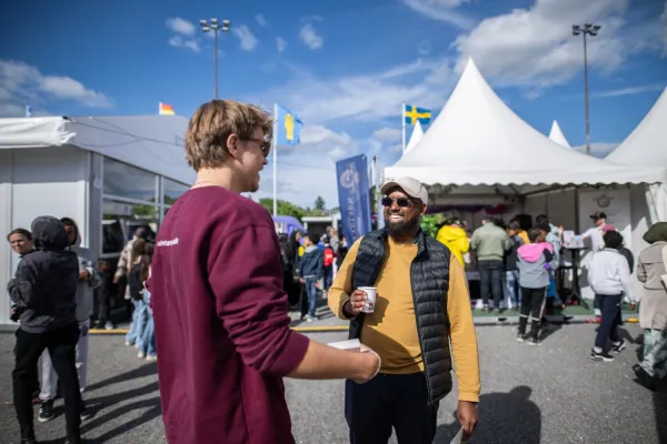 Ymir Hallgrimsson med besökare.