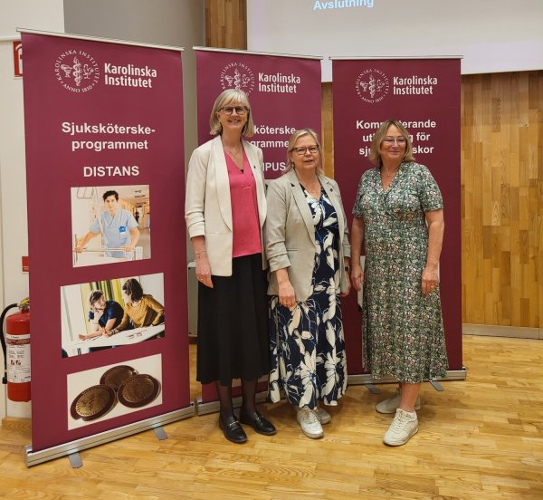 Broschutdelning sjuksköterskeprogrammet, VT26. Maria Ankarcrona, prefekt, Kristina Gottberg, programdirektor och Ann Langius-Eklöf, professor.
