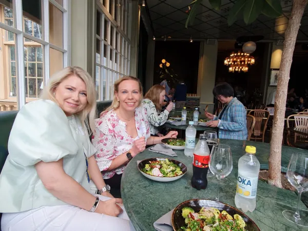 Maria Klein och Linda Björkhem-Bergman från klinisk geriatrik lunchar.