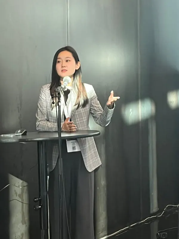 Rongrong Yang presenterar sin forskning vid kongressen.