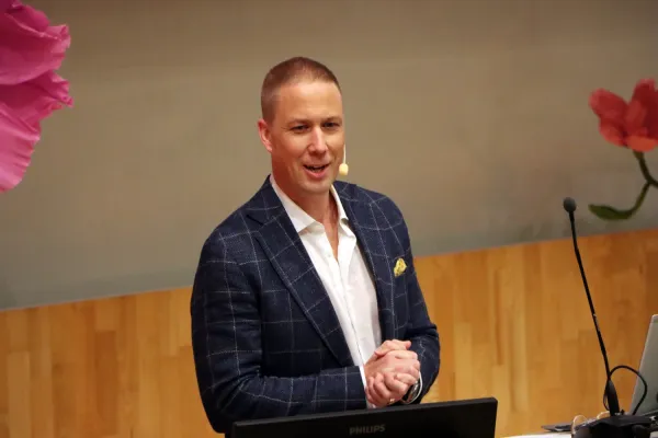 Talare och studenter vid broschutdelning vid sjuksköterskeprogrammet, NVS, 5 juni 2025. Sal H1 på Alfred Nobels allé 23.