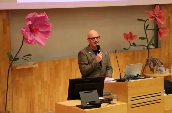 Talare och studenter vid broschutdelning vid sjuksköterskeprogrammet, NVS, 5 juni 2025. Sal H1 på Alfred Nobels allé 23.