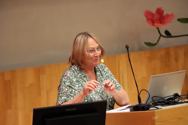 Talare och studenter vid broschutdelning vid sjuksköterskeprogrammet, NVS, 5 juni 2025. Sal H1 på Alfred Nobels allé 23.