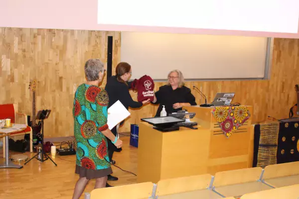 Margareta Rämgård, docent vid Malmö universitet, tackas av efter sin föreläsning, av Vanja Berggren, omvårdnad.