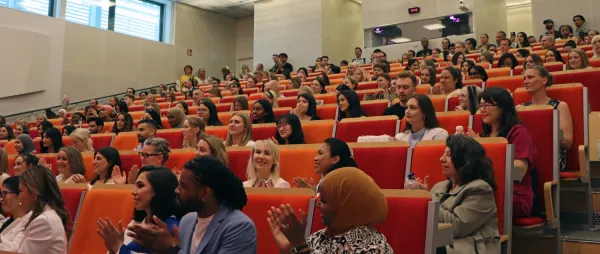 Talare och studenter vid broschutdelning vid sjuksköterskeprogrammet, NVS, 5 juni 2025. Sal H1 på Alfred Nobels allé 23.