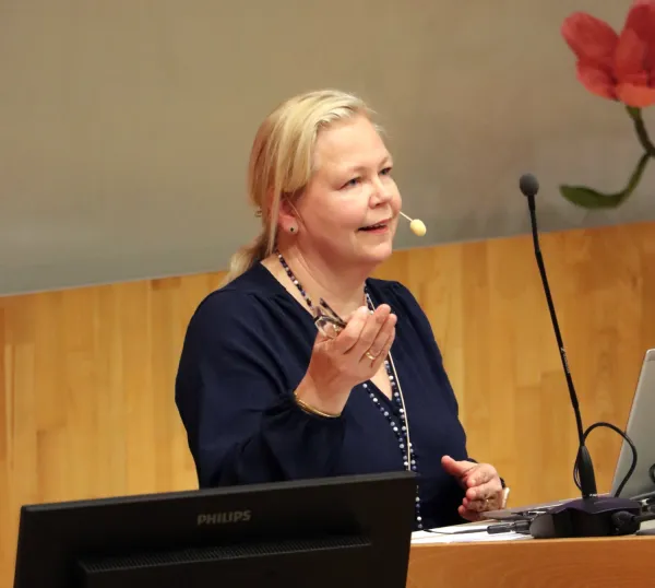 Talare och studenter vid broschutdelning vid sjuksköterskeprogrammet, NVS, 5 juni 2025. Sal H1 på Alfred Nobels allé 23.