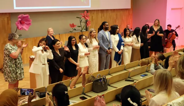 Talare och studenter vid broschutdelning vid sjuksköterskeprogrammet, NVS, 5 juni 2025. Sal H1 på Alfred Nobels allé 23.