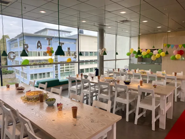 Ros- och broschceremonin för AT-studenter 4 juni 2026. Snacks på orden, ballonger och flaggor i matsalsutrymmet plan 4, ANA23, Campus Syd