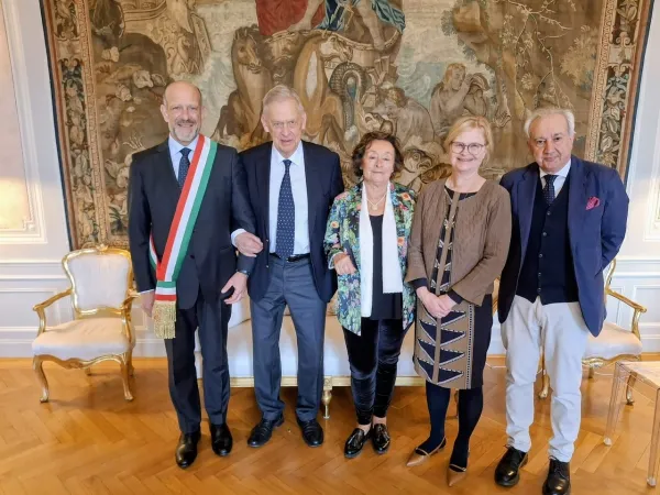 Gruppbild med Michele Pala, Italiens ambassadör i Sverige; Bengt Winblad, professor vid NVS, KI; Laura Fratiglioni, professor vid NVS, KI; Maria Eriksdotter, professor vid NVS, KI och A Amarcell, vetenskapsattaché, ståendes framför en gobeläng på ambassad