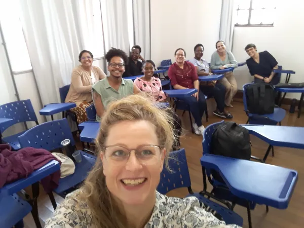Selfie med Pernilla och doktorandgruppen i bakgrunden.
