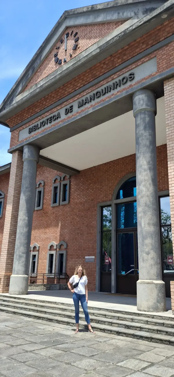 Pernilla står utanför Fiocruz bibliotek.