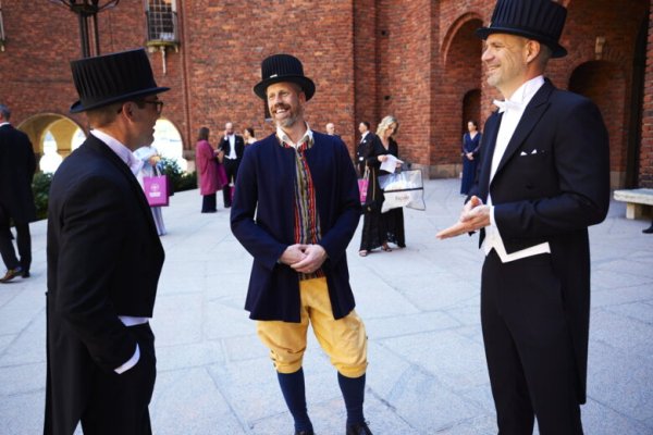 Från vänster: Nyblivna doktorer Magnus Holmer, Torkel Carlsson och David Bergman utanför Stadshuset.