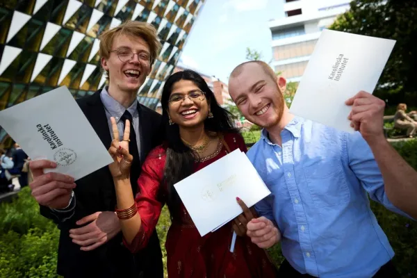 Sima Mohseni i blå klänning tillsammans med klasskompisar