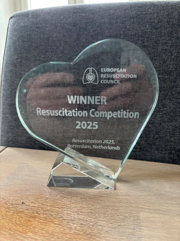 Förstapriset i EM i A-HLR: En fin glasplakett samt äran förstås. Inskriptioner om första pris i HLR vid European Resuscitation Council (ERC)s kongress.