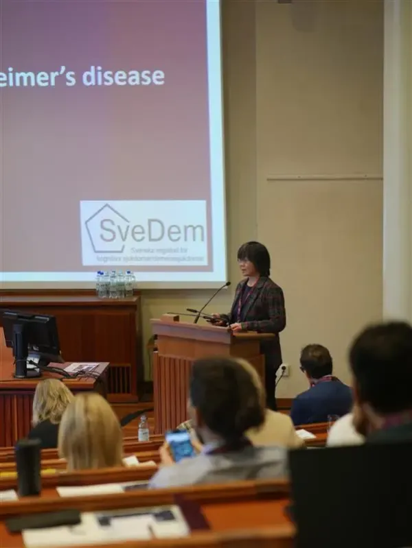 Hong Xu presenterar.