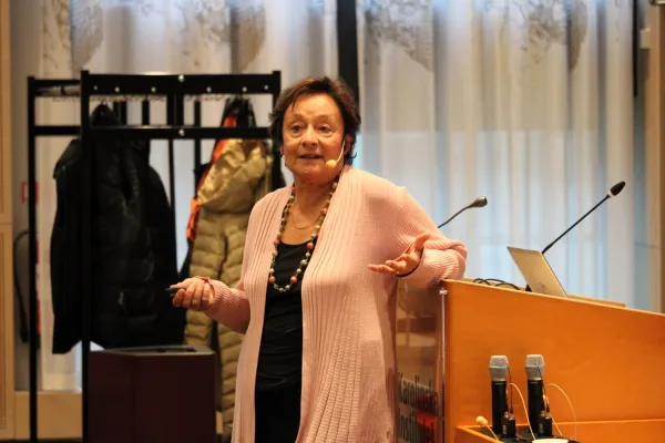 Laura Fratiglioni håller sin presentation vid seminariet.