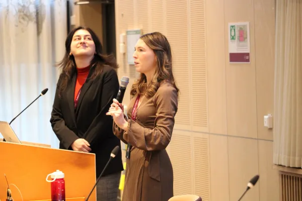 Mariam Kirvalidze och Abigail Dove håller ett anförande vid seminariet