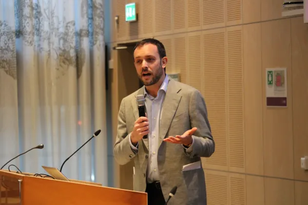 Davide Liborio Vetrano håller sin presentation under seminariet.