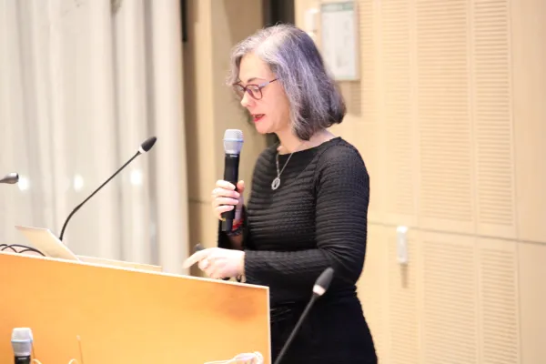 Grégoria presenterar sin punkt under seminariet.