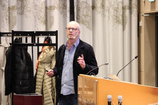 Stefan Fors presenterar sin punkt vid seminariet.