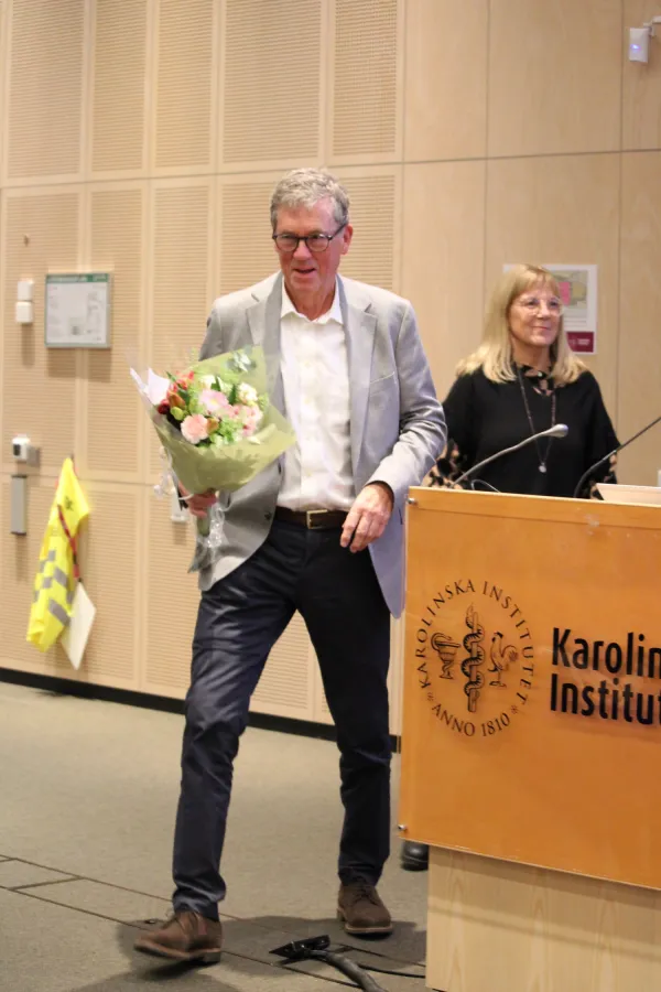 Mats Thorslund får blommor