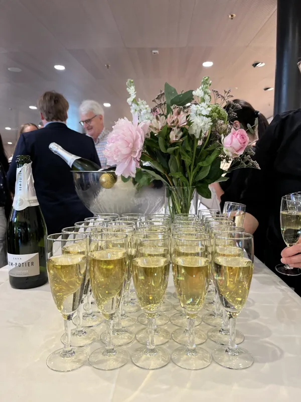 Bubbel, blommor och människor i Aula Medicas foajé.