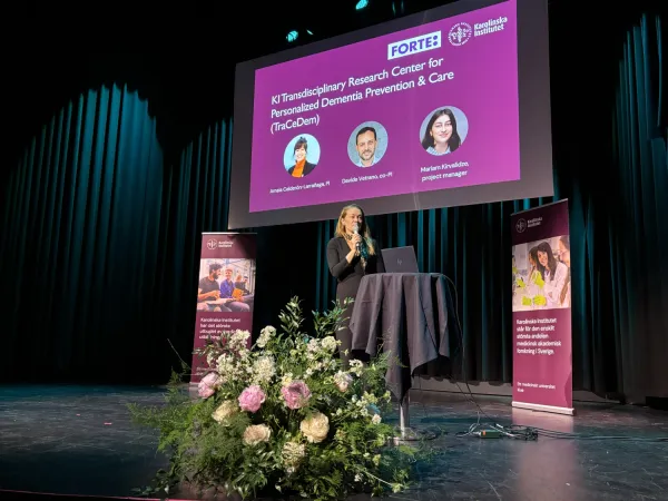 Breiffni Leavy introducerar Amaia Calderon Larrañaga. Breiffni står på scenen på nya Cirkus med en mikrofon.