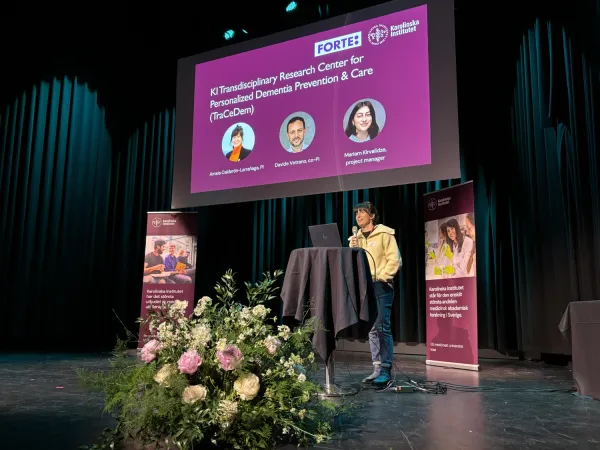 Amaia Calderon Larrañaga presenterar det nya nätverket på KI: TraCeDem. Står på scenen på nya Cirkus.