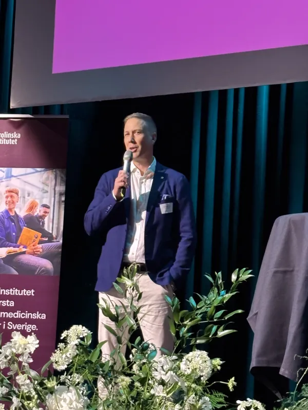 Ställföreträdande/biträdande prefekt Erik Westman pratar på scenen med en mikrofon i handen.
