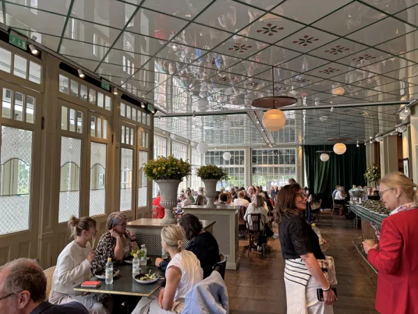 Kollegor sitter till bords i Cirkus matsal och äter lunch.