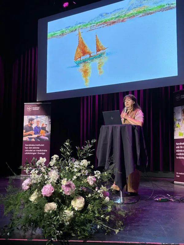 Sofia Vikström på scenen, först ut av de nya docenterna, presenterar sin forskning.