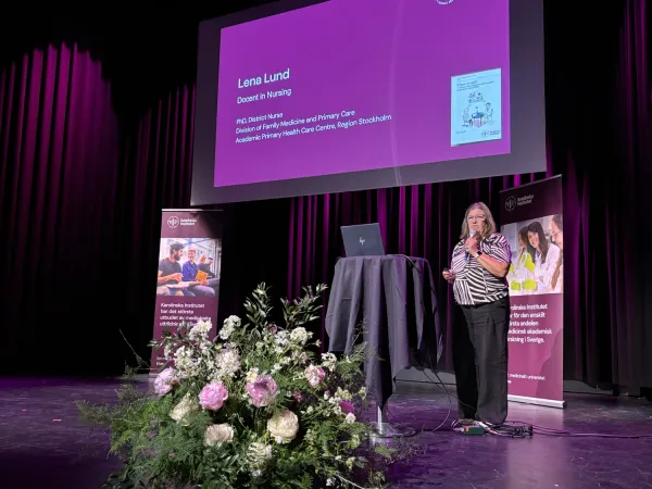 Lena Lund, ny docent, presenterar sin forskning på scenen.