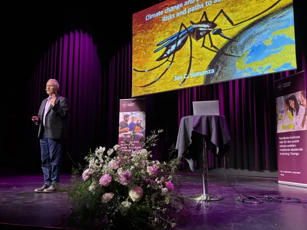 Jan Semenza föreläser på scenen