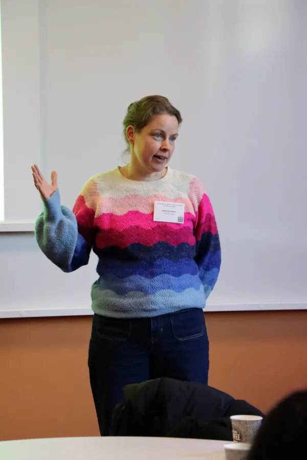 Stephanie Bonn står framme vid en whiteboard och presenterar sin poster.