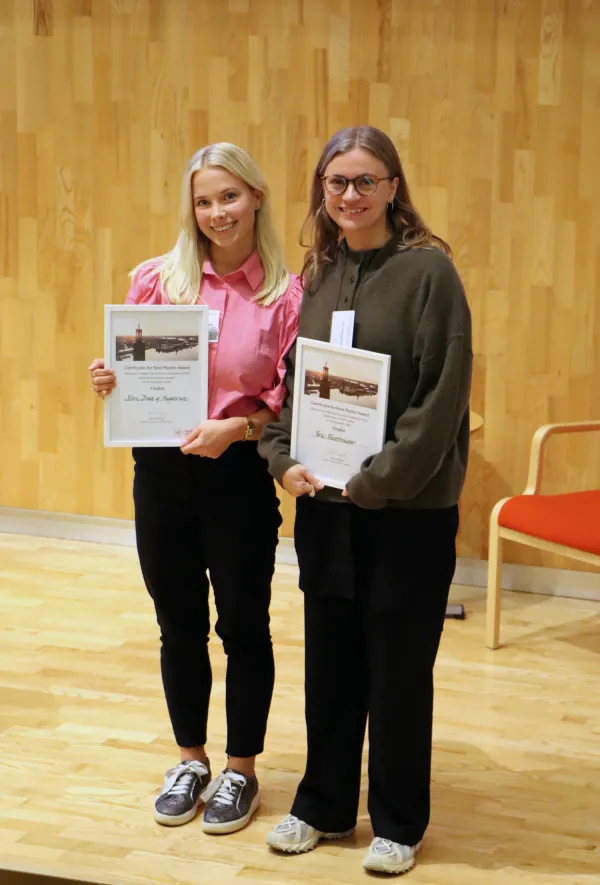 Klara Drake af Hagelsrum och Vera Wachtmeister med sina diplom de får som vinnare av Poster Award AHCS 2024.