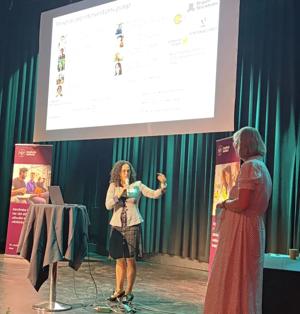 Sara Garcia Ptacek, ny lektor i neurovetenskap föreläser om sin forskning, står på scenen på nya cirkus och föreläser om sin forskning. Även MaRIA ANKARCRONA SYNS PÅ SCENEN.