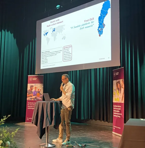 Daniel Ferreira, ny lektor i neuropsykologi, föreläser om sin forskning, på secenen i nya Cirkus.
