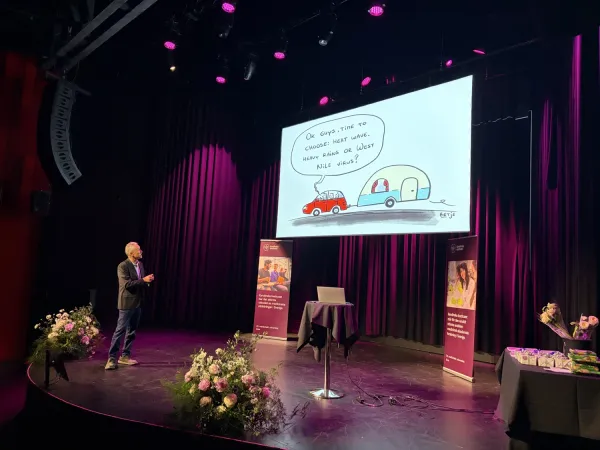 Jan Semenza föreläser på scenen