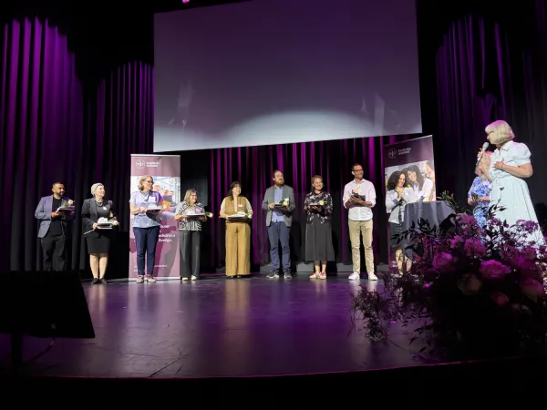 Uppvaktning av nya lektorer och docenter av prefekt på scenen.
