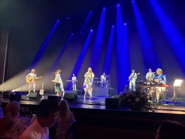 På scenen spelade ABBA-kopian
